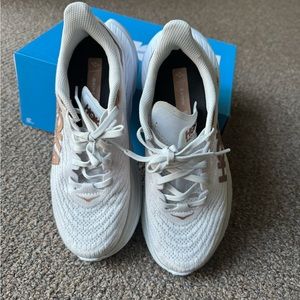 Women’s Hoka’s size 6